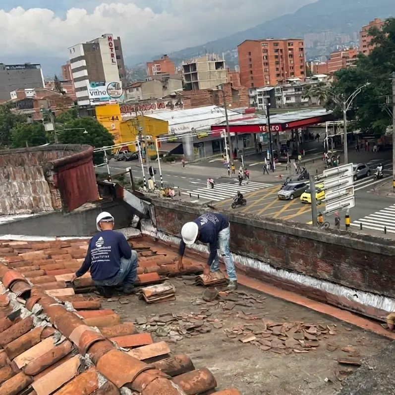 Equipo ImpermeabilizaYA trabajando